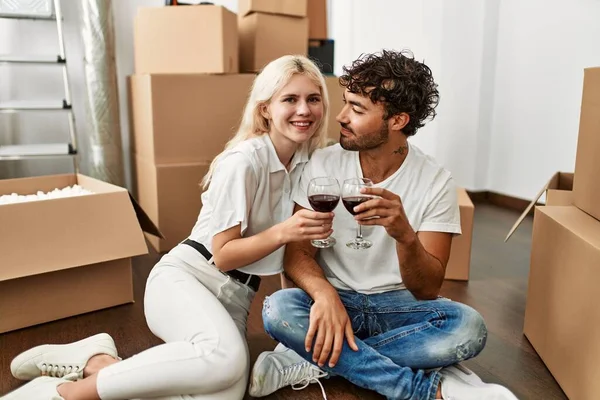 Jong Mooi Paar Glimlachen Gelukkig Toasten Met Rode Wijn Nieuw — Stockfoto