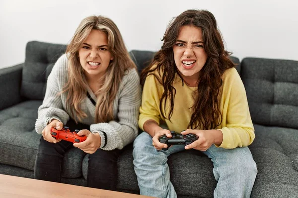 Giovane Coppia Urlando Giocando Videogioco Casa — Foto Stock