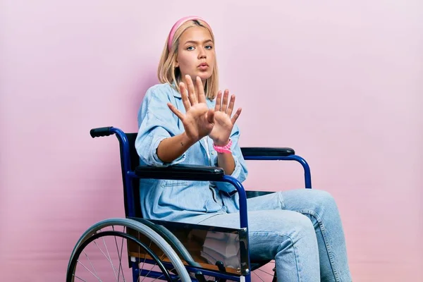 Красивая Блондинка Сидящая Инвалидной Коляске Отталкивая Ладони Демонстрирует Отказ Отрицание — стоковое фото