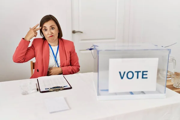 Vacker Medelålders Latinamerikansk Kvinna Vid Politiska Val Sitter Genom Omröstning — Stockfoto