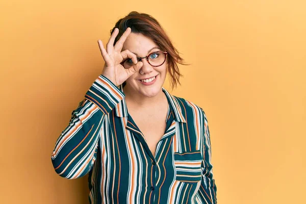 Jonge Blanke Vrouw Draagt Casual Kleding Een Bril Doet Gebaar — Stockfoto