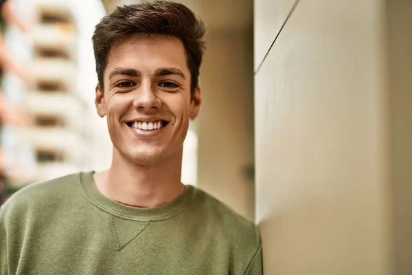 Joven Hispano Sonriendo Feliz Pie Ciudad —  Fotos de Stock