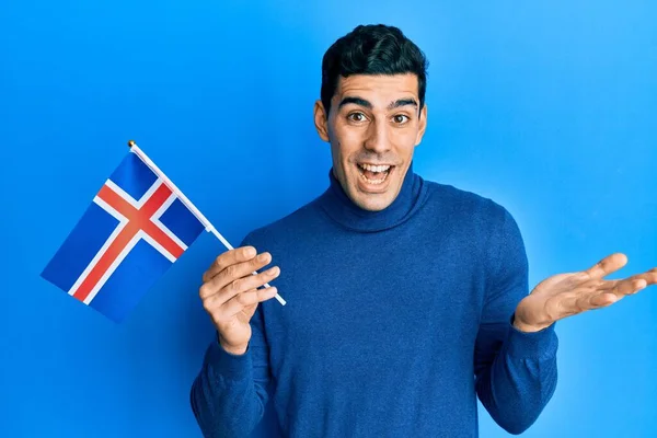 Snygg Latinamerikansk Man Som Håller Flagga Firar Prestation Med Glada — Stockfoto