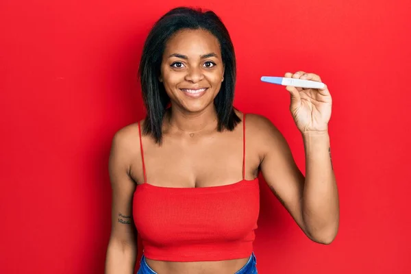 Jovem Afro Americana Segurando Resultado Teste Gravidez Olhar Positivo Feliz — Fotografia de Stock