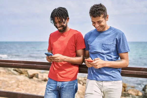 Dois Afro Americanos Sorrindo Felizes Usando Smartphone Praia — Fotografia de Stock