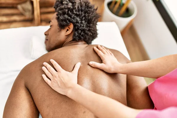 Ung Afrikansk Amerikansk Man Som Har Ryggmassage Skönhetscentret — Stockfoto