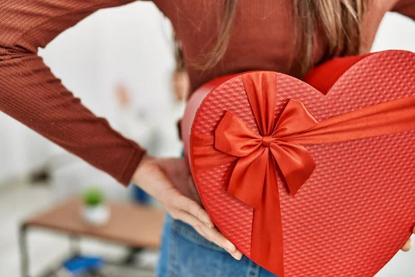 스페인 남녀가 발렌타인데이 선물을 집에서 선물로 행복하게 — 스톡 사진