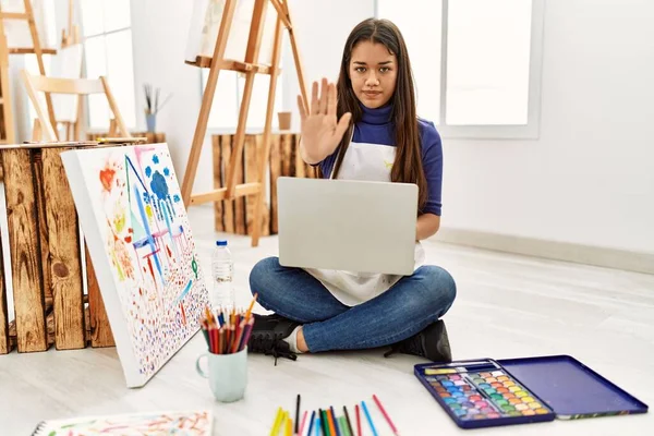 Young Brunette Woman Sitting Floor Art Studio Laptop Open Hand — 스톡 사진