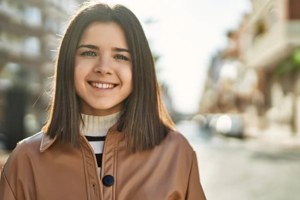 Genç Güzel Esmer Kadın Dışarıda Mutlu Bir Şekilde Gülümsüyor — Stok fotoğraf