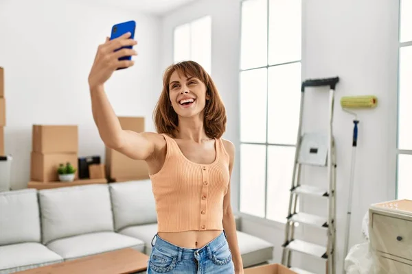 Beyaz Kadın Gülümsüyor Kendine Güveni Tam Evdeki Akıllı Telefonun Yanında — Stok fotoğraf