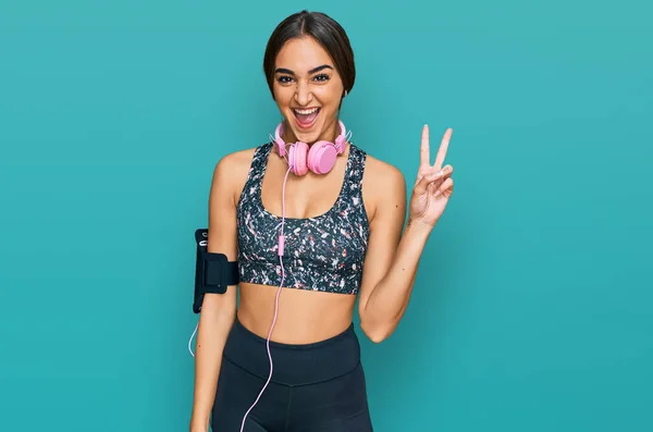 Beautiful Brunette Woman Wearing Gym Clothes Using Headphones Smiling Happy — ストック写真