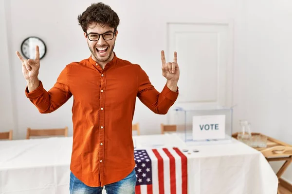 Hispanic Man Står Vid Valsalen Skriker Med Galna Uttryck Gör — Stockfoto