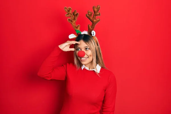 Hermosa Mujer Hispana Con Sombrero Navidad Ciervo Nariz Roja Muy —  Fotos de Stock