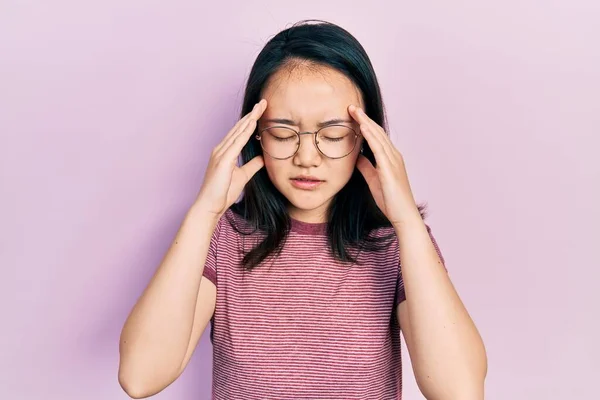 Young Chinese Girl Wearing Casual Clothes Glasses Hand Head Pain — Fotografia de Stock