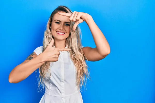 Beautiful Young Blonde Woman Wearing Casual White Shirt Smiling Making — 图库照片