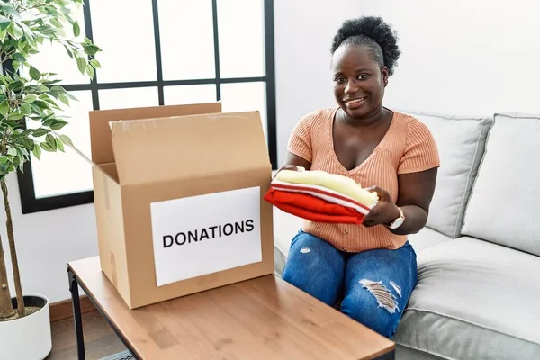 Ung Afrikansk Amerikansk Kvinna Fällbara Kläder Att Donera Hemma — Stockfoto