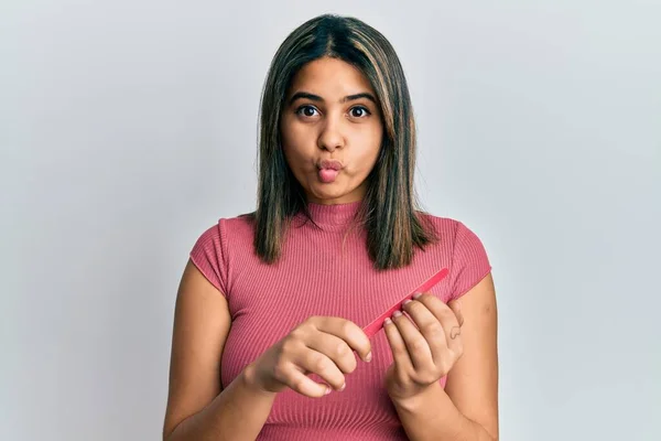 Mujer Latina Joven Usando Lima Uñas Haciendo Cara Pez Con —  Fotos de Stock
