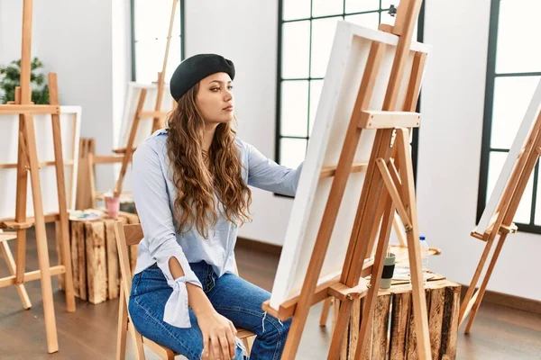 Jonge Spaanse Kunstenaar Vrouw Schilderen Doek Kunststudio Zoek Naar Kant — Stockfoto