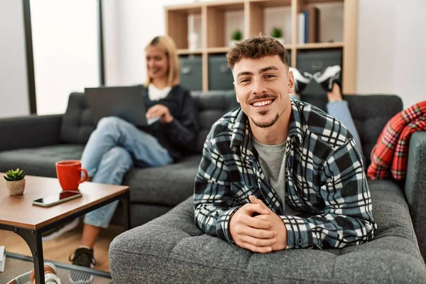 Joven Pareja Caucásica Sonriendo Feliz Usando Portátil Sentado Sofá Casa —  Fotos de Stock