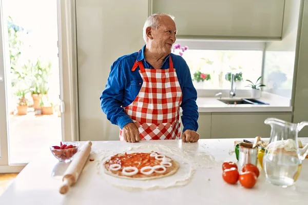 Hombre Mayor Con Cabello Gris Cocinando Pizza Cocina Casera Mirando —  Fotos de Stock