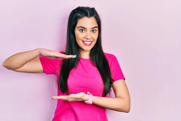 Young Hispanic Girl Wearing Casual Pink Shirt Gesturing Hands Showing — Stok fotoğraf