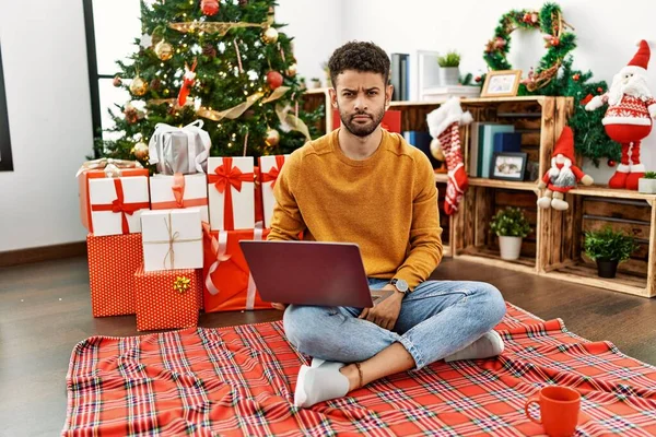 Joven Árabe Usando Portátil Sentado Junto Árbol Navidad Deprimido Preocupado — Foto de Stock