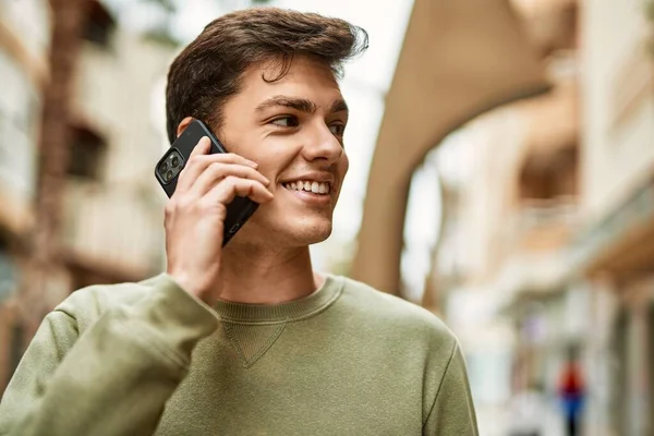 Jeune Homme Hispanique Souriant Heureux Parler Sur Smartphone Ville — Photo