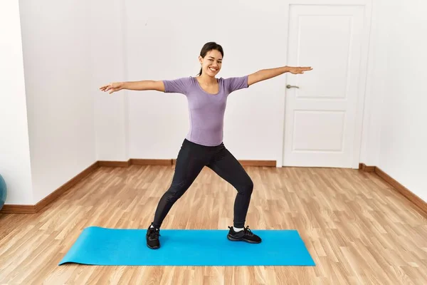 Mujer Latina Joven Sonriendo Yoga Entrenamiento Seguro Centro Deportivo —  Fotos de Stock