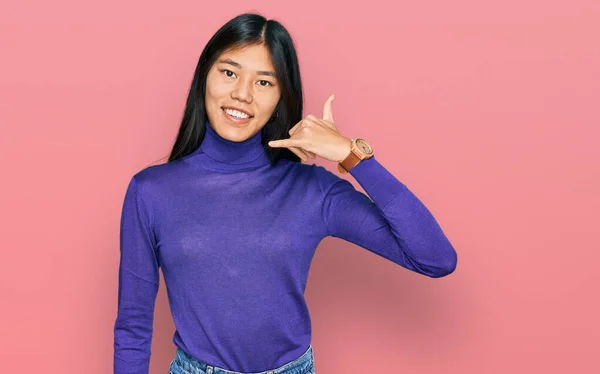 Beautiful Young Asian Woman Wearing Casual Clothes Smiling Doing Phone — Fotografia de Stock