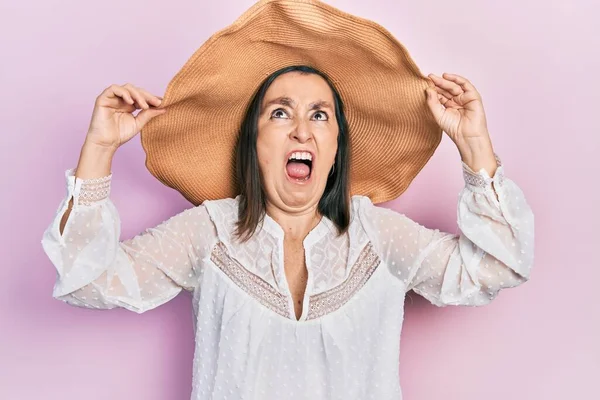 Mulher Hispânica Meia Idade Usando Chapéu Verão Irritado Louco Gritando — Fotografia de Stock