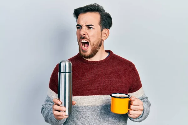 Przystojny Biały Mężczyzna Brodą Pijący Filiżankę Kawy Trzymający Termo Rozgniewany — Zdjęcie stockowe