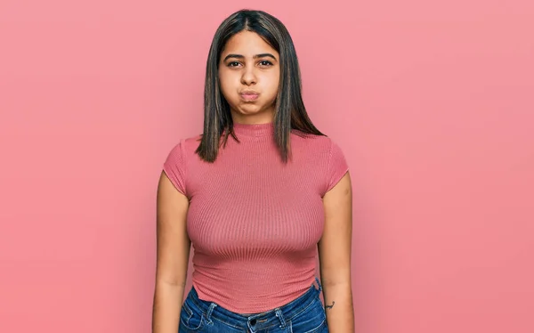 Menina Hispânica Jovem Vestindo Casual Camisa Bochechas Inchadas Com Rosto — Fotografia de Stock