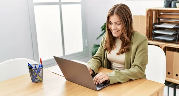 Young Hispanic Woman Smiling Confident Working Office — Stockfoto