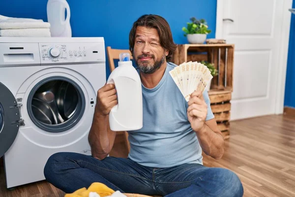 Hombre Guapo Mediana Edad Ahorrando Dinero Detergente Lavandería Escéptico Nervioso —  Fotos de Stock