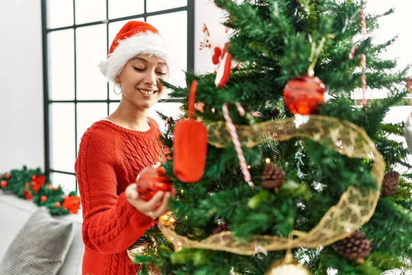 Νεαρή Ισπανίδα Γυναίκα Χαμογελά Αυτοπεποίθηση Διακοσμώντας Χριστουγεννιάτικο Δέντρο Στο Σπίτι — Φωτογραφία Αρχείου