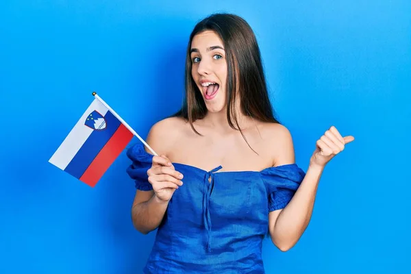 Slovenia Bayrağını Tutan Genç Esmer Kız Başparmağını Kaldırıyor Ağzı Açık — Stok fotoğraf