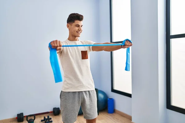 Giovane Uomo Ispanico Sorridente Allenamento Fiducioso Utilizzando Elastico Centro Sportivo — Foto Stock