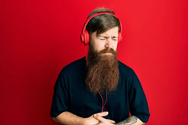 Roodharige Man Met Lange Baard Die Naar Muziek Luistert Met — Stockfoto