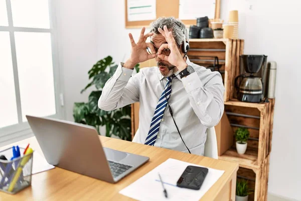Homem Negócios Hispânico Meia Idade Trabalhando Escritório Usando Fone Ouvido — Fotografia de Stock