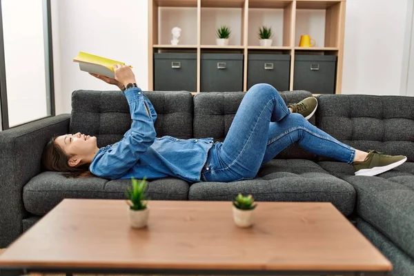 Giovane Ragazza Cinese Lettura Libro Sdraiato Sul Divano Casa — Foto Stock