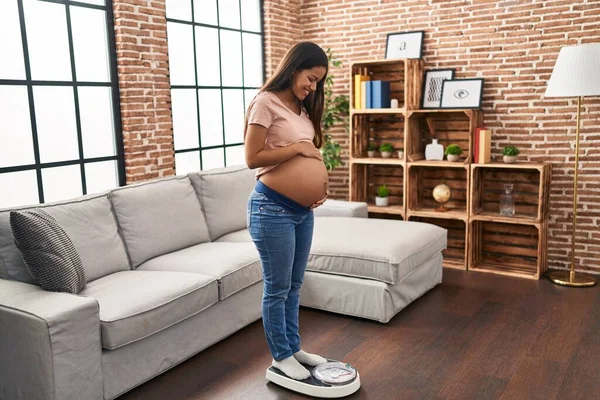 Mujer Latina Joven Embarazada Sonriendo Confiada Midiendo Peso Casa —  Fotos de Stock