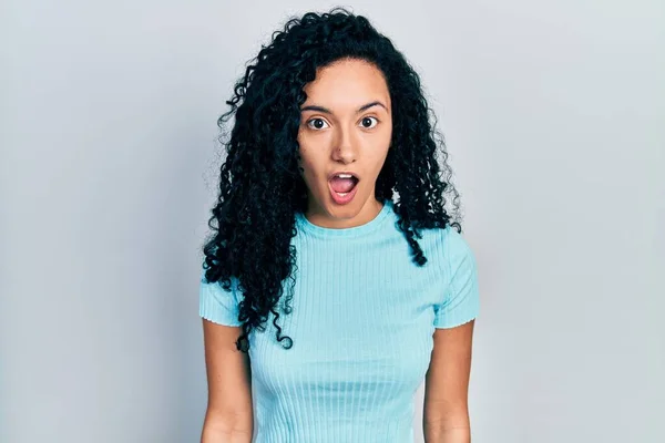 Kıvırcık Saçlı Sıradan Mavi Tişörtlü Genç Spanyol Kadın Şaşırtıcı Bir — Stok fotoğraf