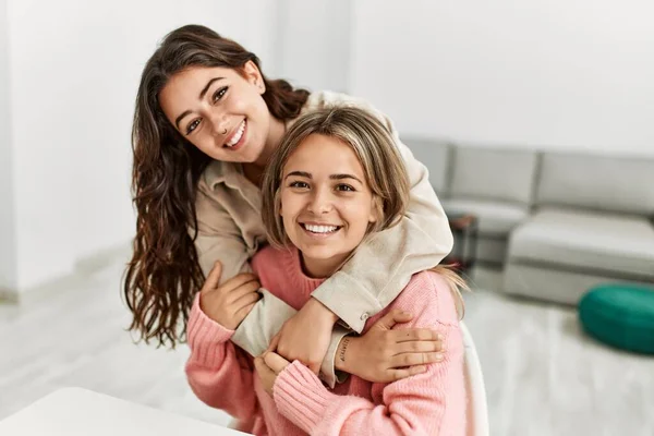 Jovem Casal Bonito Sentado Cadeira Abraçando Casa — Fotografia de Stock