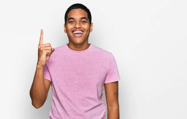 Junger Gutaussehender Hispanischer Mann Lässigem Rosa Shirt Mit Erhobenem Zeigefinger — Stockfoto