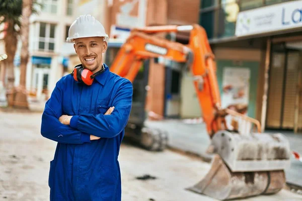 Jovem Trabalhador Caucasiano Sorrindo Feliz Vestindo Uniforme Cidade — Fotografia de Stock