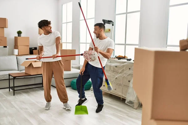 Dos Hombres Hispanos Pareja Limpiando Bailando Nuevo Hogar — Foto de Stock