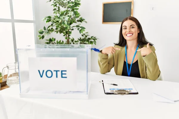 Jeune Femme Brune Assise Table Élection Avec Bulletin Vote Regardant — Photo