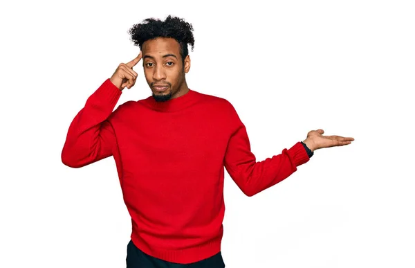 Joven Hombre Afroamericano Con Barba Vistiendo Suéter Casual Invierno Confundido — Foto de Stock