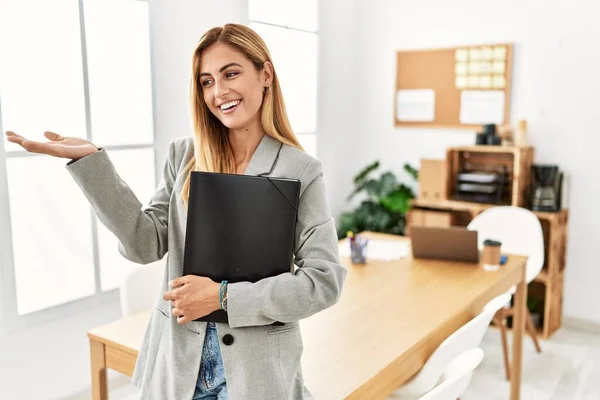 Blonde Business Woman Office Smiling Cheerful Presenting Pointing Palm Hand — 图库照片