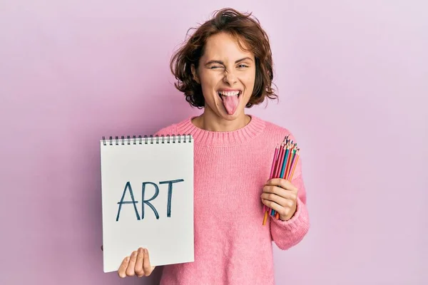 Mujer Morena Joven Sosteniendo Cuaderno Arte Lápices Colores Que Salen —  Fotos de Stock